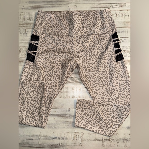 Leopard Print performance Leggings with Black Details - Picture 1 of 1